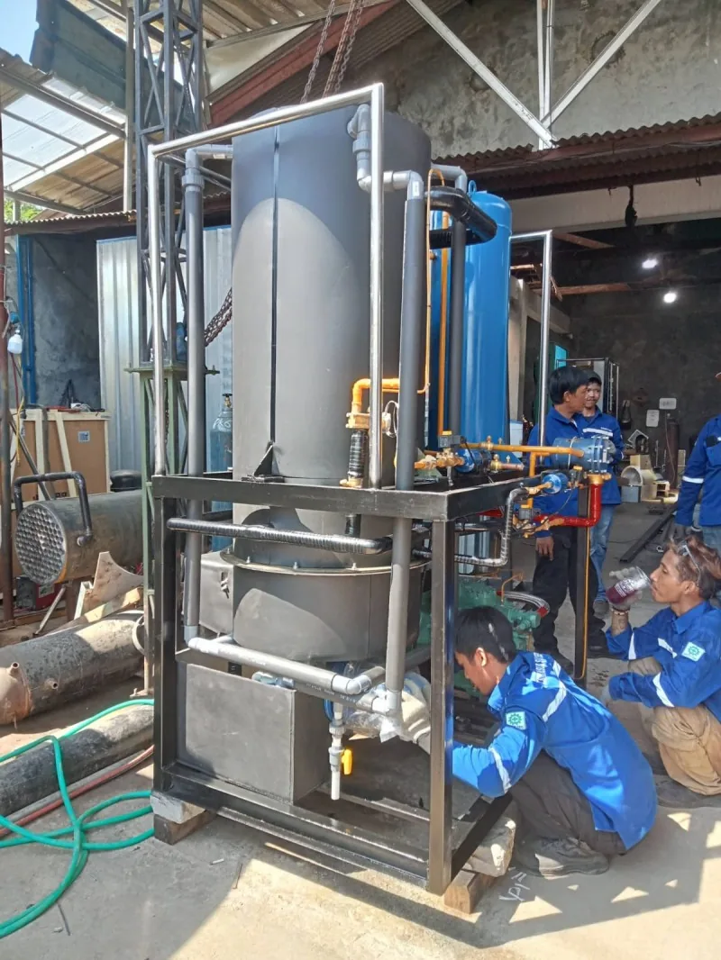Tim teknisi SAMUI melakukan penanganan mesin es